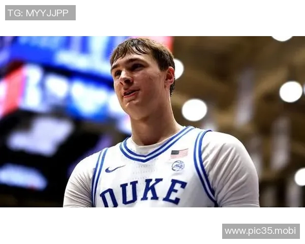 因足部扭伤缺席全明星周末!弗拉格回杜克大学看球 伤脚穿保护靴